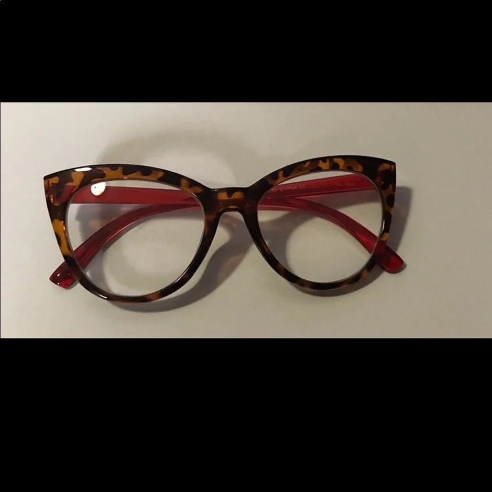 Betsey Johnson large cat eye reading glasses +1.50
